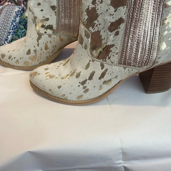 Stylish Women's Gold and Cream Ankle Boots - Picture 2 of 6